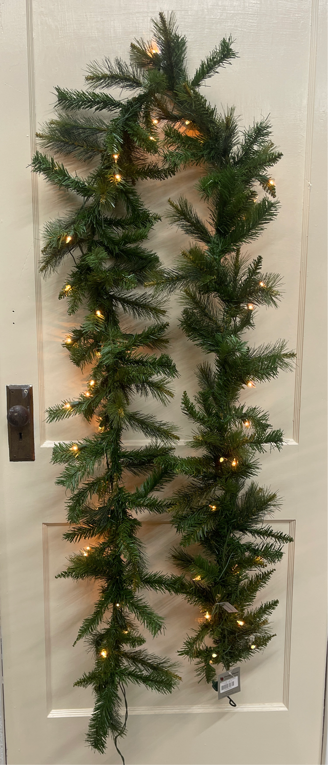 9' Pre-Lit Classic Green Garland