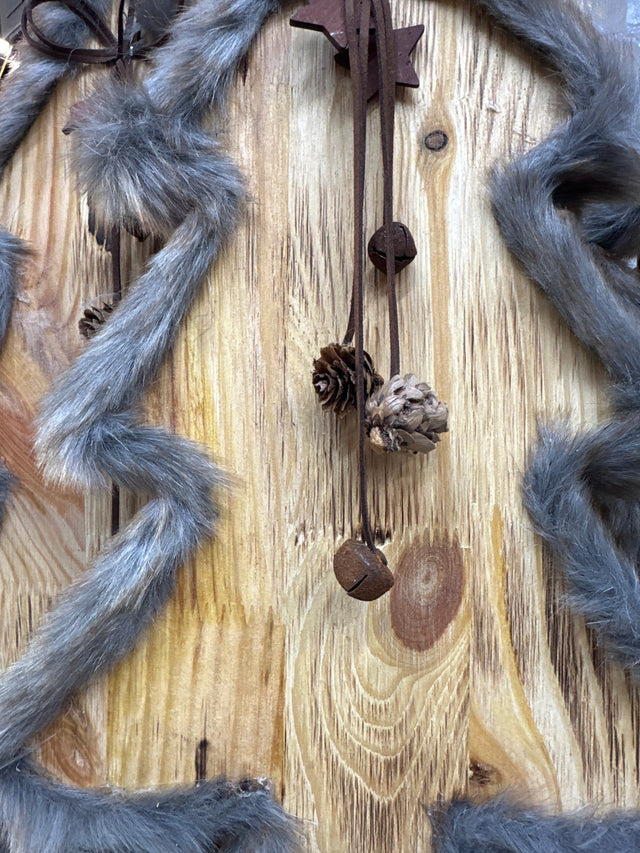Tree pinewood pes fur, bells, pinecones