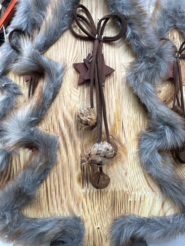 Tree pinewood pes fur, bells, pinecones