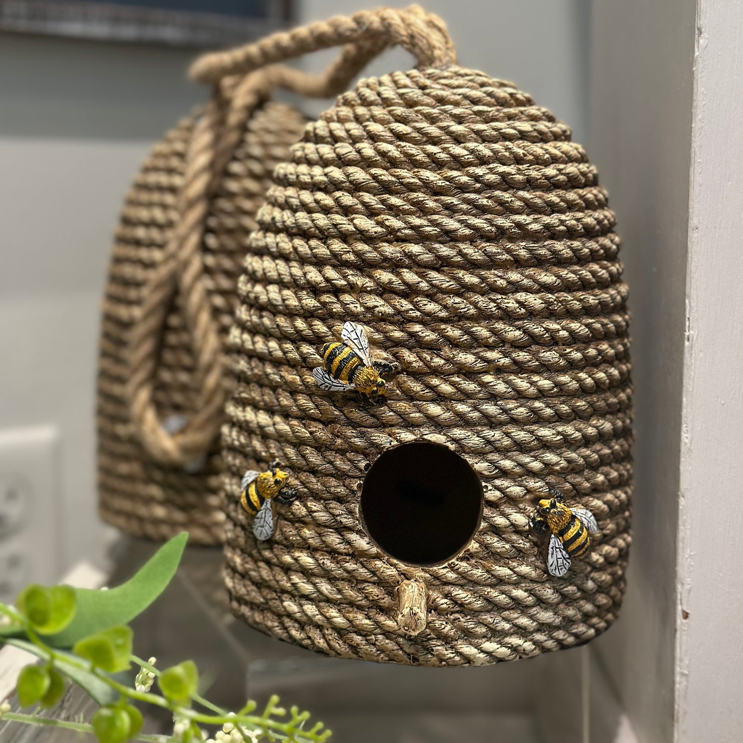 RESIN BEEHIVE W- BEES 8.5"