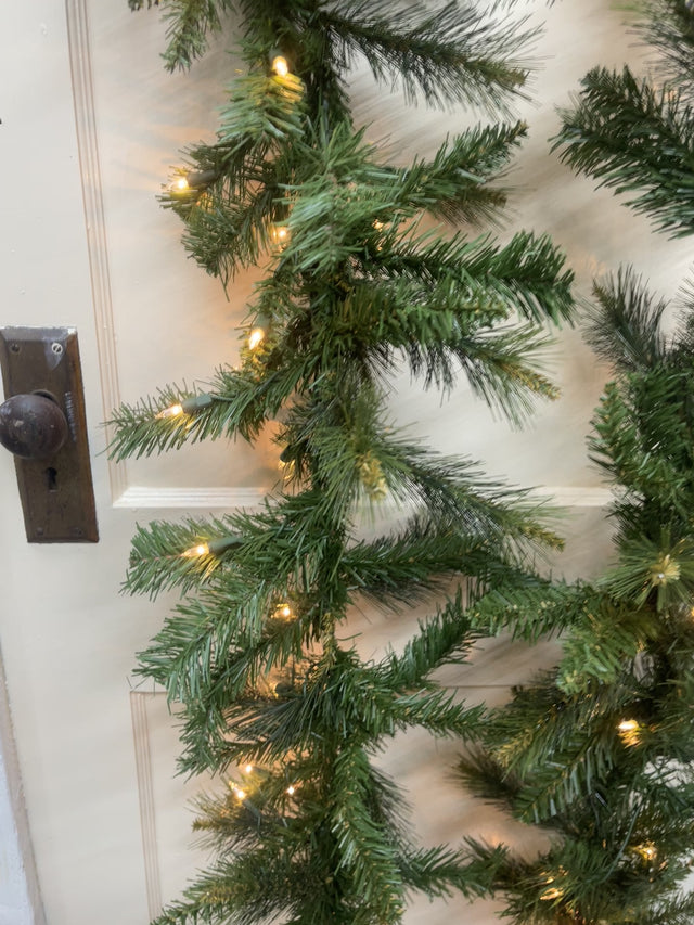 9' Pre-Lit Classic Green Garland